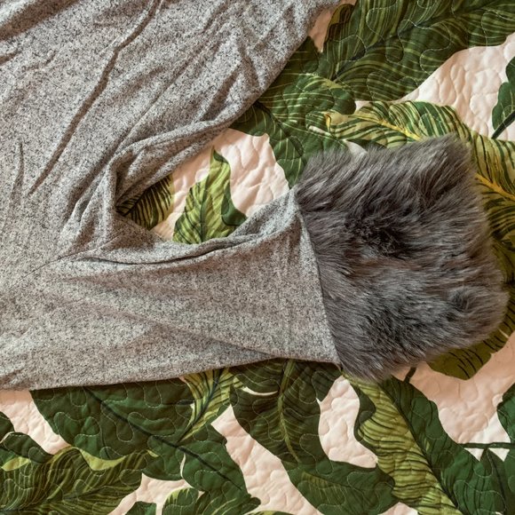 Super fun grey sweater with faux fur cuffs! Light and comfy! 18/20 Lane Bryant - Picture 5 of 12